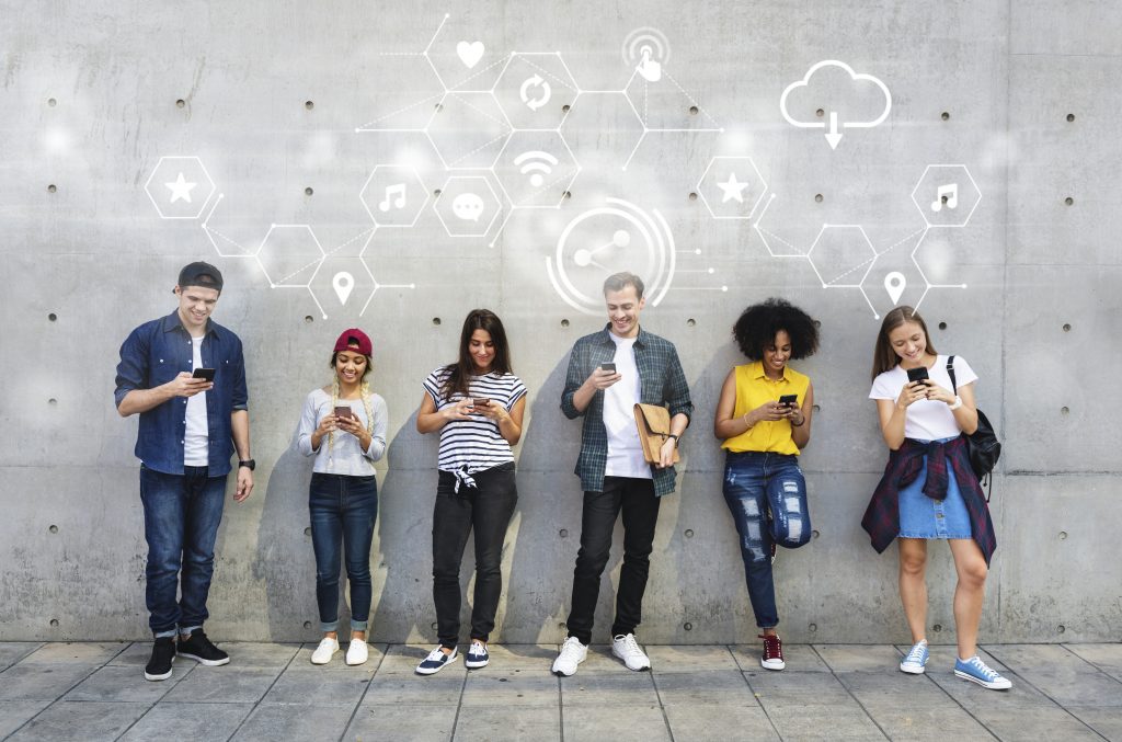 Khách hàng truy cập Internet hoặc các dịch vụ khác bằng cách thông qua dịch vụ wifi marketing của doanh nghiệp.