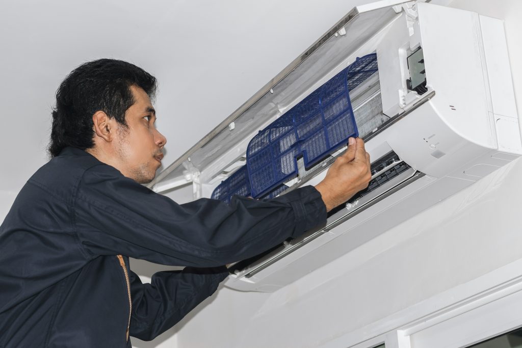 Vệ sinh máy lạnh định kỳ 6 tháng 1 lần giúp máy hoạt động tốt và ổn định hơn. Nguồn ảnh: Freepik.