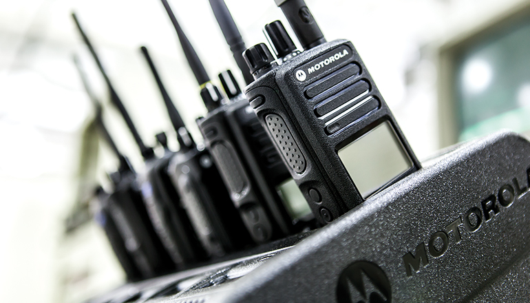 Tránh để bộ đàm gắn liền với bộ sạc sau khi đã sạc xong nhằm tránh để pin bộ đàm bị làm giảm tuổi thọ về sau. Nguồn ảnh: https://www.mcintoshcomm.com